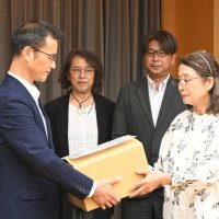 署名を県に提出する勝又代表（手前右）＝２４日午後、千葉県庁