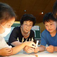 「出てきた！」児童歓喜　勝浦・上野小照川市長が特別授業　モンシロチョウ羽化