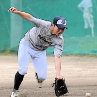 安定した一塁の守備も光る佐々木＝八街市


