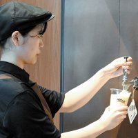 店内では注ぎたての生ビールを楽しめる