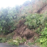 １０メートルにわたり土砂崩れ　市道寸断、住民「車両出せず困る」　館山　【ダブル台風】