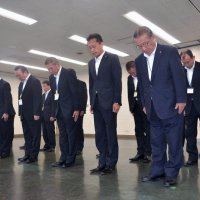 事故発生時刻に合わせて黙とうする北村市長（前列右）や市幹部ら＝２８日、八街市役所