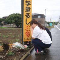 事故現場に花を供える夫妻＝２８日午前１０時１５分ごろ、八街市
