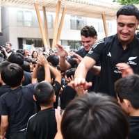 子どもたちとハイタッチする選手ら＝柏市