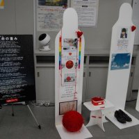 会場に展示されたパネルと被害者の靴
