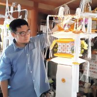 火袋にあかりをを入れた房州切子を見せる中村さん＝２９日、館山市