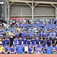 ２年ぶりの優勝を果たし、記念撮影する市船橋イレブン＝１４日、柏市・柏の葉公園総合競技場