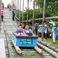 名物の人気アトラクション「竹コースター」は長蛇の列ができ、子どもたちの元気な声が響き渡った＝７日、多古町