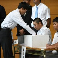 第１０８回千葉大会の組み合わせの抽選を引く各校の主将＝１１日、千葉市の県スポーツ科学センター