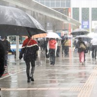 台風６号の影響で雨脚が強まる中、足早に仕事などに向かう人々＝３日午前８時２０分ごろ、千葉市中央区のＪＲ千葉駅前