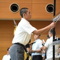 番号が決まり札をかける専大松戸の高貝規仁主将＝１１日、千葉市の県スポーツ科学センター