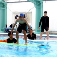 スリル満点！！サーフィン体験　児童らボード乗り大歓声　長南小