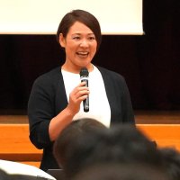 生徒らへ記念講演をした谷本さん
