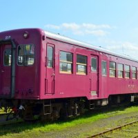 昭和レトロなぶどう色の復刻塗装を施された小湊鉄道の車両＝市原市の五井機関区
