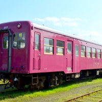 昭和レトロなぶどう色の復刻塗装を施された小湊鉄道の車両＝市原市の五井機関区