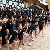 ハカを披露する子どもたち