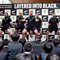 ハカを披露するマオリ・オールブラックスの選手ら