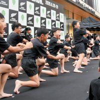 情熱の〝柏ハカ〟で歓迎　ＮＺ・マオリのチーム来日　子どもたちが本場に披露　選手らエール「これからも続けて」