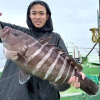 洲崎沖で釣り上げたマハタ（写真は「萬栄丸」提供）