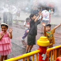 噴き上がる水でずぶ濡れになる子どもたち