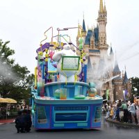 沿道の観客に向け、ベイマックスの乗ったフロートから勢いよく水が噴き上げられた＝１日、浦安市の東京ディズニーランド
