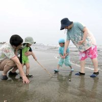 波打ち際で海を満喫する来場者＝１日、九十九里町