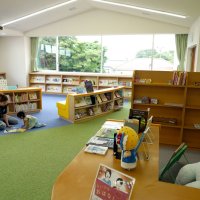 図書館に設けられた「児童図書の部屋」。カーペット敷きで、靴を脱いで利用する＝１日、いすみ市