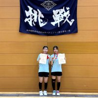 女子ダブルスで優勝した中央学院の小島・谷山組
