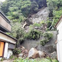 土砂崩れで落下した最大約２メートルの岩や樹木＝２日午後０時半ごろ、鴨川市小湊