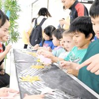 星の飾りで「天の川」を作る園児たち