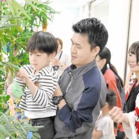 ＪＡＬグループ社員とササに短冊を飾り付ける園児＝２日、成田市