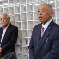 機能強化の早期実現に向けた思いを語る石井氏（右）と石毛氏＝３月２５日、成田市のＮＡＡ本社
