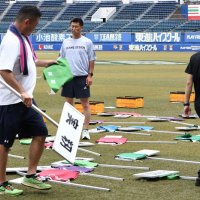 開会式の前日準備でプラカードと校旗を配置する関係者＝３日、千葉市美浜区のＺＯＺＯマリンスタジアム

