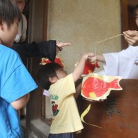 鯛ちょうちんを受け取る子ども