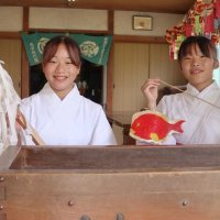 みこを務めた青木莉緒奈さん（左）と市東想来さん