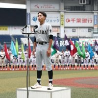 開会式で選手宣誓する千葉東の尾沢一穂主将＝４日、千葉市美浜区のＺＯＺＯマリンスタジアム