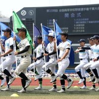 開会式で入場行進する鎌ケ谷西・松戸国際・沼南・沼南高柳・流山おおたかの森・流山北の連合チーム＝４日、千葉市美浜区のＺＯＺＯマリンスタジアム