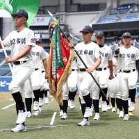 入場行進の先頭で登場した前回大会優勝の市船橋＝４日、千葉市美浜区のＺＯＺＯマリンスタジアム