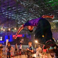 公式練習で技を繰り広げる選手たち＝３日、千葉市美浜区の幕張メッセ