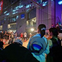 公式練習に招待された市民らは間近でプレーを楽しんだ＝３日、千葉市美浜区の幕張メッセ