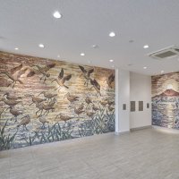 １階エントランスに飾られた「谷津干潟」と「茜浜のダイヤモンド富士」をモチーフにした壁画